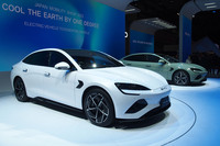 テスラを抜いて、EVの販売台数で世界No.1となったBYD。2023年秋にはアジアパシフィック地域の販売会社を中国に招き、大々的に試乗会&説明会を開くなど、同時域への進出に前のめりとなっている。