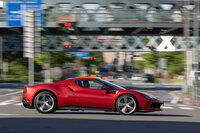 「296GTB」のボディーサイズは全長×全幅×全高=4565×1958×1187mm。引き締まったデザインの妙で実寸よりコンパクトに見えるが、じつは堂々とした体格の持ち主なのだ。