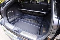 荷室は、フロア下にも予備の収納スペースとスライド式のデッキボックスが用意される。