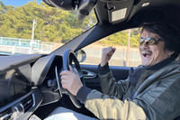 一昨年乗った「ジュリア」の2リッター直4ターボモデルは、とってもフツーになっててビックリしたけど、「クアドリフォリオ」は相変わらずステアリングがウルトラクイックで、エンジン音も最高だった。