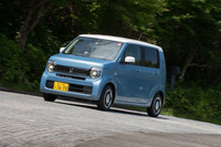 丸いヘッドランプと眉毛を思わせるウインカーが特徴的な標準車のフロントマスクは、どことなく往年の「ライフ ステップバン」を思わせる。