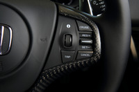 ステアリングホイールの右側スポーク部には、走行速度を維持するクルーズコントロールのスイッチが並ぶ。