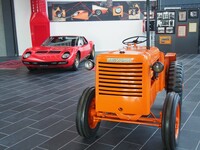 ランボルギーニの第1号トラクターである「カリオカ」(1947年)と、「ミウラP400SV」。