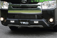 AXCR参戦車両「TRDハイラックスAXCR」のタフなルックスをイメージしてデザインされた「フロントスポイラー」。