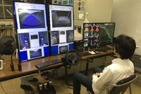 福井県永平寺町の実証実験では、1人のドライバーが2台の自動運転車電動カートを遠隔操作している。(写真=国立研究開発法人産業技術総合研究所)