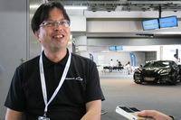 C7の取材でスネを焦がしそうになった記者の話に、笑顔で同調する中野氏。ひょっとして、氏もその経験アリか?