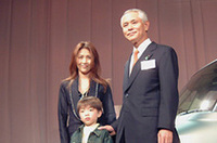 ダイハツ工業の山田隆哉社長と、イメージキャラクターの工藤静香さん。