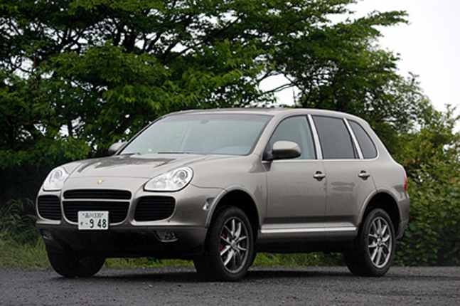 【スペック】カイエンターボ(6MT):全長×全幅×全高=4782×1928×1699mm/ホイールベース=2855mm/車重=2355kg/駆動方式=4WD/4.5リッターV8ターボインタークーラー付き(450ps/6000rpm、63.2kgm/2250-4750rpm)/車両本体価格=1250.0万円(テスト車=1360.5万円)テスト車のオプションは、「デュアルエグゾーストパイプ(8.5万円)」「サイドスカート(20.0万円)」「バイキセノンヘッドランプ+ウォッシャー(14.0万円)」「スポーツシート(6.5万円)」「前席シートヒーター(6.5万円)」「スポーツシャシー(9.0万円)」「PSM(17.0万円)」「ホイールキャップ(2.5万円)」「6連奏CDチェンジャー(7.5万円)」「18インチカレラホイール(19.0万円)」