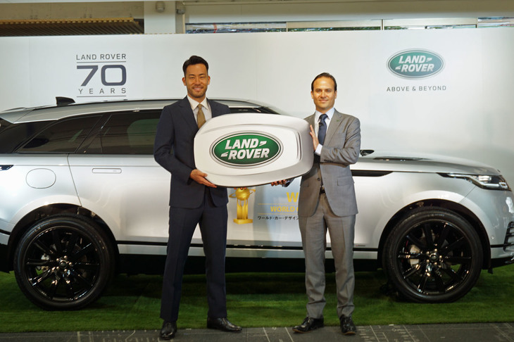 ランドローバーの新たなアンバサダーに就任した吉田麻也選手(写真左)とジャガー・ランドローバー・ジャパンのマグナス・ハンソン社長。