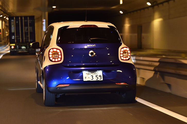 今回の燃費は14.0km/リッター(満タン法)となった。燃料はハイオクガソリンが指定。燃料タンク容量は35リッターだから満タンで400km以上走れる計算になる。