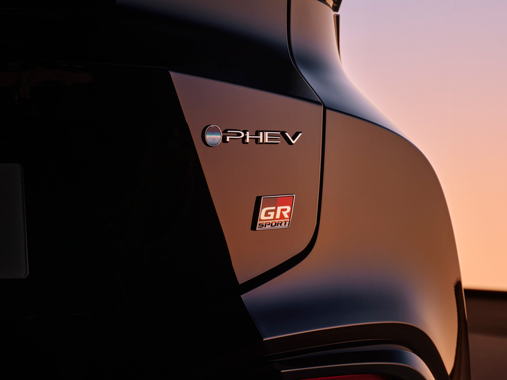 新型トヨタC-HR(「PHEV」ロゴ&GRエンブレム)