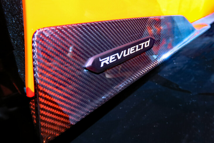 ランボルギーニ・レヴエルト(「REVUELTO」バッジ)