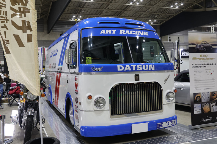 アートレーシングが展示していた「ダットサン2000ロードスター」(SRL311。「フェアレディ2000」の北米仕様)のレースカーのトランスポーター。中身は現代の国産商用車だそうだが、クラシックな欧米のトランスポーターの雰囲気をうまく演出している。