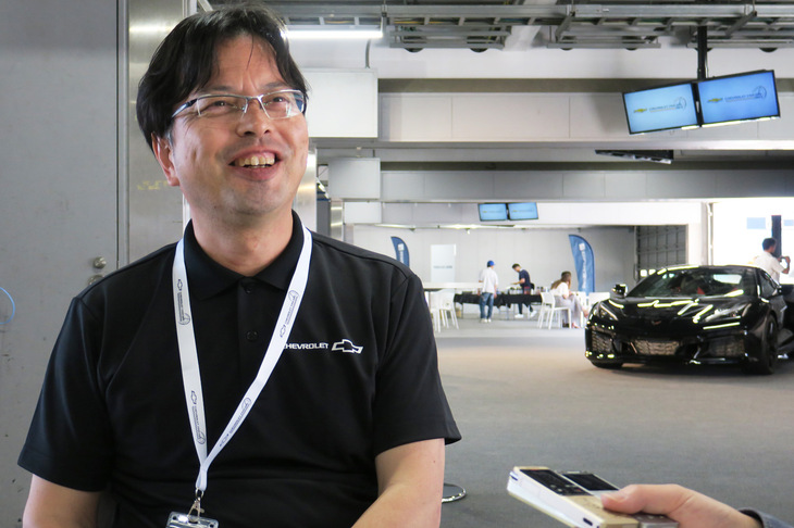 C7の取材でスネを焦がしそうになった記者の話に、笑顔で同調する中野氏。ひょっとして、氏もその経験アリか?