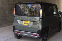 リアもスキッドプレートを大型化。四角が縦に2つ並んだリアコンビランプはやはり「ディフェンダー」を想起させる。