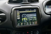 センタースクリーンでエネルギーフローを確認できる。電気が流れている方向だけでなく、消費・生産量を数値で追えるところが面白い。