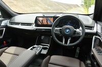 ダッシュボードには最新のBMWに共通の2枚の大型スクリーンを並べたカーブドディスプレイを採用。エントリーSUVながらシルバー加飾やステッチが多用されている。