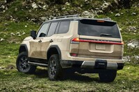 新型「レクサスGX」(写真)の価格は、800万円以上になるものと予想される。一方の新型「トヨタ・ランドクルーザープラド」は、おそらく400万~600万円という価格帯。オーダー過多となり納車待ちの長い列ができることは想像に難くない。