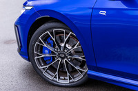 ベースモデルの「ゴルフR」のタイヤサイズが225/40R18であるの対して、「ゴルフRアドバンス」では235/35R19となる。今回の試乗車は「ハンコック・ヴェンタスS1 evo3」タイヤを組み合わせていた。1本あたり8kgと軽量な鍛造ホイールの採用もトピックだ。