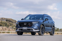 「Tough Premium(タフプレミアム)」と呼ばれる「ホンダCR-V e:HEV RS BLACK EDITION」の純正アクセサリー装着車。「フロントロアースカート」や「サイドロアーガーニッシュ」、「テールゲートスポイラー」などでカスタマイズされる。CR-Vの最新モデルは2025年12月に先行予約が始まり、2026年2月に正式販売が開始される予定だ。
