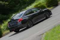 「WRX STI」については、前後輪への駆動力配分を担うセンターデフ「マルチモードDCCD」を改良。これまで半機械式だった差動制限機構の制御を完全に電子制御化することで、差動制限の作動レスポンスと、コーナー入り口での回頭性を改善している。