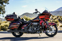 ハーレーダビッドソンの「CVOロードグライド リミテッド」。クルーザーカテゴリーでは今もハーレーが圧倒的な存在感を放っているが、同じアメリカのインディアンも伸長しているほか、BMWも「R18」を投入するなど、盛り上がりをみせている。