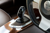 センターコラムに配されたジョイスティック式のシフトセレクター。トランスミッションには8段ATが採用される。