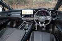 先代モデルよりもAピラーを後ろに移動したことで運転視界が上に2度、左右にも2度拡大。ボンネットの先端を高めて車両感覚をつかみやすくもしている。