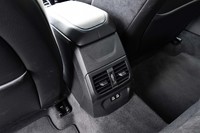 センターコンソール後端には後席用のエアコン吹き出し口を設置。携帯端末を充電するためのUSBコネクターも備わる。