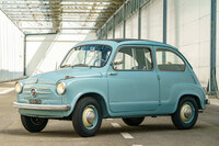 1955年登場の元祖「フィアット600」。RRの駆動レイアウトを採用した4人乗りの大衆車で、その設計をひとまわりコンパクトにして登場したのが、“ヌオーヴァ500”こと2代目「500」だった。