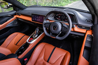 インテリアの基本デザインは先にデリバリーが開始された「エミーラV6ファーストエディション」に準じたもの。ダッシュボード中央には10.25インチのタッチスクリーンが備わる。スイッチ類は少ないが、ドライブモードのセレクターや空調、オーディオの音量など、頻繁に操作するスイッチやダイヤルは残されている。