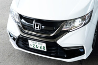 ベースとなった「スパーダ」とは大きく異なるフロントまわりの意匠。ボディーの各所に施されたブラックのアクセントも「モデューロX」の特徴となっている。