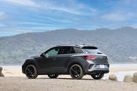 今回試乗した「TロックTDI 4MOTION Rライン ブラックスタイル」のボディーサイズは全長×全幅×全高=4245×1825×1590mm、ホイールベースは2590mm。車重は1530kgと発表されている。