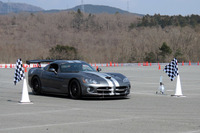 3月に開催されたオートクロス(の練習会)の様子。楽しかったけど、同時にハイパワー後輪駆動車の運転の難しさを思い知った。ちなみに写真はわがヘッポコ号ではなく、某アメ車屋さんの2代目「バイパー」。