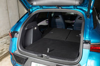 荷室の容量は5人乗車時で440リッター。後席の背もたれを倒すとおおむねフラットな空間として使える。