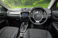 インテリアの意匠は基本的に従来モデルと共通。ダッシュボード上段には、今や珍しい機械式の時計が配されている。