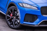 SVR専用色「ウルトラブルー」のボディーカラーをまとう「ジャガーFペースSVR」。