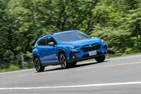 パワートレインは最高出力145PSの2リッター水平対向自然吸気エンジンに同13.6PSのモーターを組み合わせた「e-BOXER」。わずかな時間ながらEV走行もできる。