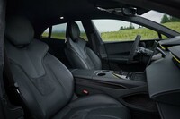 内装色については5種類のテーマが用意される。写真はブラック系のカラーで「エメヤR」のもの。