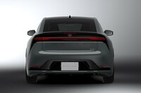 ハイブリッドモデルには「HEV」、プラグインハイブリッドモデルには「PHEV」のリアエンブレムが添えられる。