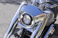 きらびやかなクローム仕上げのヘッドランプナセル。全4種類のカラーリングが用意される「ファットボーイ」だが、この辺りのトリムはいずれもクロームとなる。