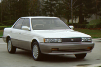 1989年に北米で販売された初代「レクサスES」。「トヨタ・カムリ ハードトップ プロミネント」をベースとした中型FFセダンだった。