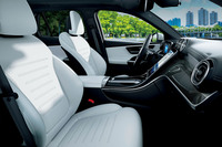 「GLC220d 4MATICコア」のインテリア。(日本導入モデルは右ハンドル仕様)