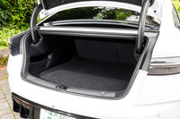 トランク容量はRWD、4WDを問わず400リッター。ボンネットの下にも50リッターの収納スペースが備わっている(これもRWDと4WDで共通)。