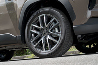 6本のU字型スポーク(締結は5穴)が特徴的なホイールは新規設定アイテム。タイヤはミシュランの「プライマシー4」を組み合わせている。