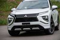 より細められたヘッドランプが印象的なフロントマスク。グリルがメッシュタイプに改められたほか、バンパー下部にボディー同色の装飾が加えられた。