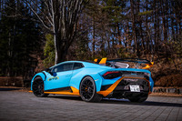 ボディーサイズは全長×全幅×全高=4547×1945×1220mm、ホイールベースは2620mm。「ウラカンEVO RWD」の車重(乾燥重量)が1389kgであるのに対して、「ウラカンSTO」は1339kgに抑えられている。