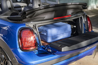 ルーフオープン時のトランク容量は160リッター。実は上の写真では立っている2つのトランクが重ねて収納されている。