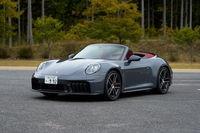 今回の試乗車は「ポルシェ911カレラGTSカブリオレ」。新車登録された2025年6月時点での車両本体価格は2503万円だったが、11月中旬時点では2633万円に。各種オプションも価格が改定されている。