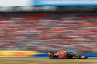 第9戦オーストリアGPから、ルノーのパワーユニットには待望の「予選モード」が追加されたものの、肝心のパフォーマンスはほとんど変わらなかったと不評で、レッドブル「RB14」(写真)の背中を強く押すまでにはなっていない。アグレッシブな作戦で中国GPを制し、またモナコではポール・トゥ・ウィン、地元オーストリアでの初優勝と3勝を記録しているが、フェラーリ、メルセデスとの力の差は歴然としている。コンストラクターズランキングは3位。2位フェラーリとは91点もの開きがある。(Photo=Red Bull Racing)